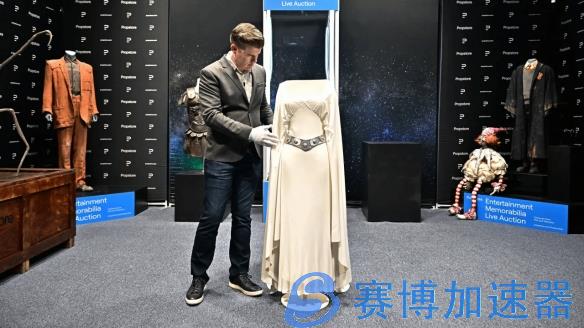 《星战》凯丽费雪所穿白礼服将被拍卖 估价1436万元